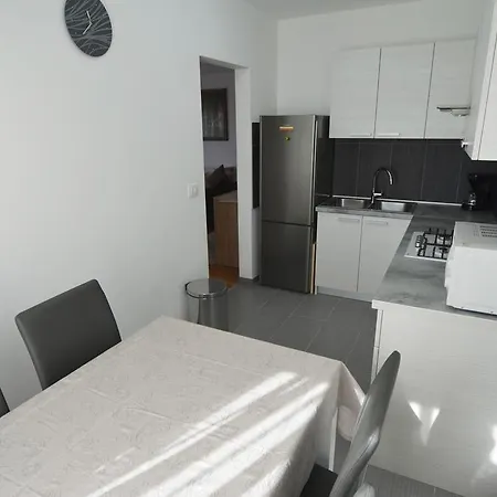 Dina 52 Apartment