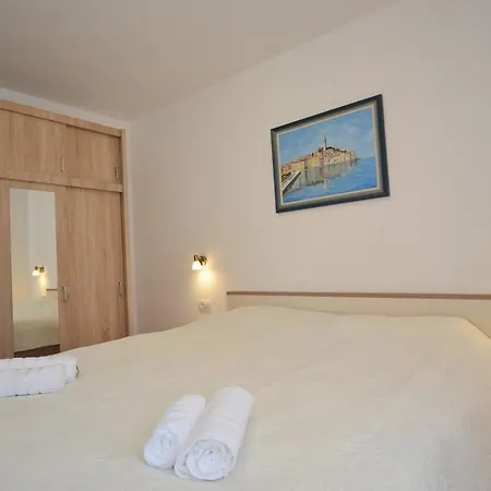 Dina 52 * Rovinj